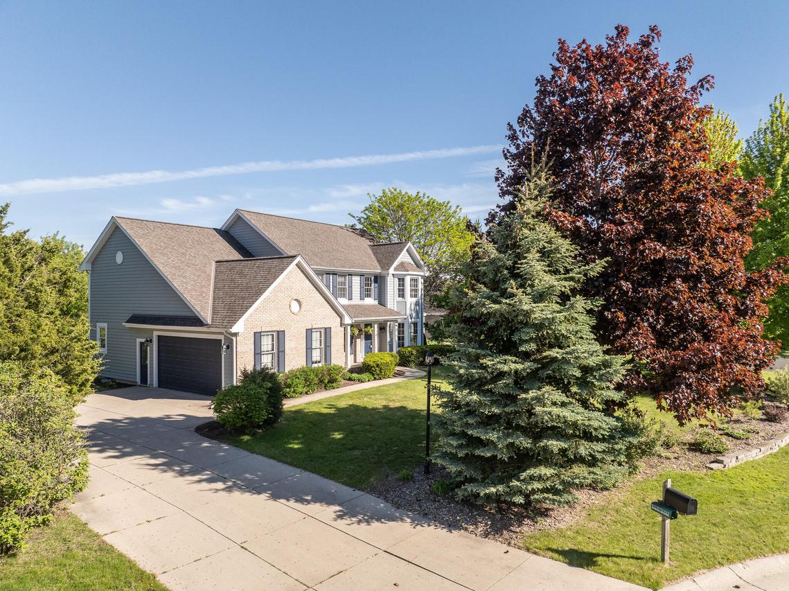 N49W15945 Caitlin Ct, Menomonee Falls, WI 53051
