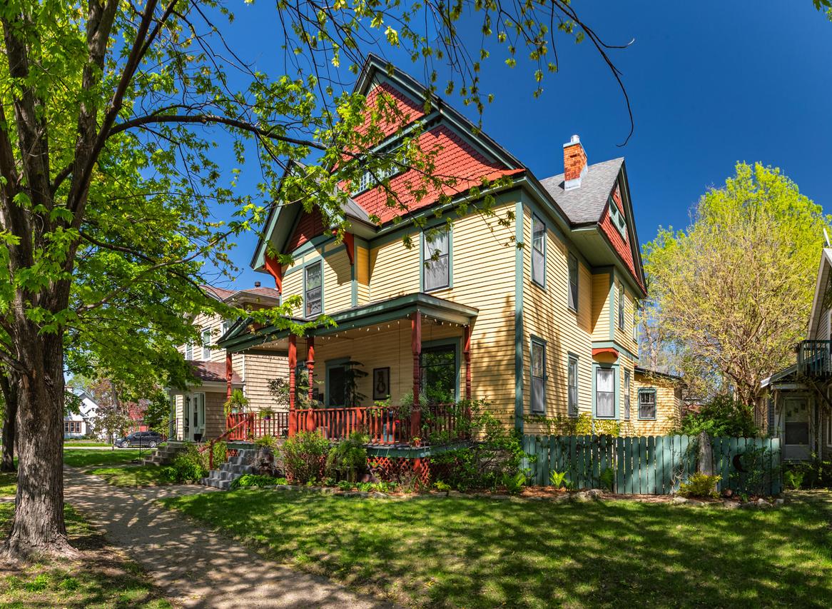 207 9th St, La Crosse, WI 54601