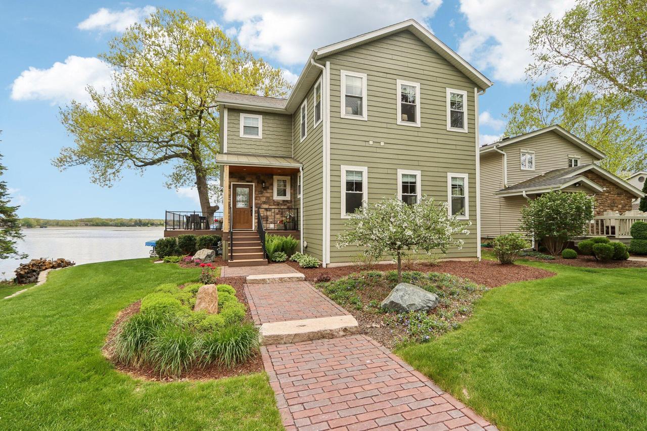 6417 N Tichigan Rd, Waterford, WI 53185