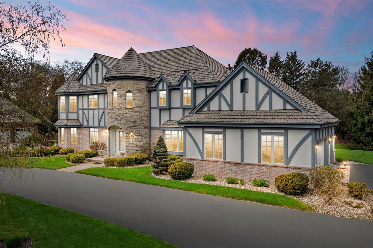 117 Lamplighter Ln, Wind Point, WI 53402