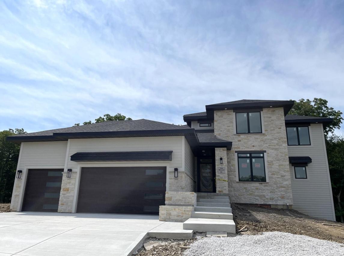 N66W21223 Sagebrush Dr, Menomonee Falls, WI 53051