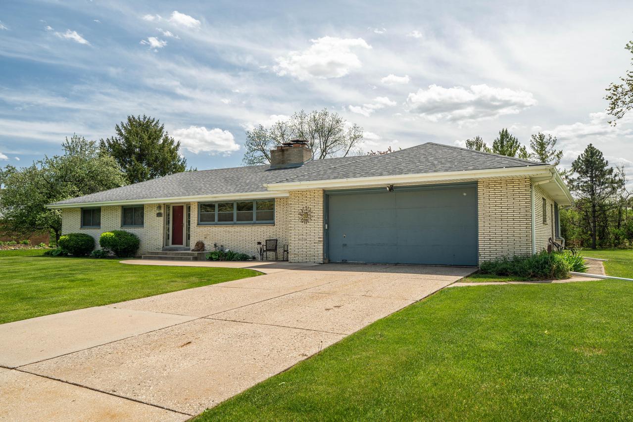 13865 Adelaide Ln, Brookfield, WI 53005