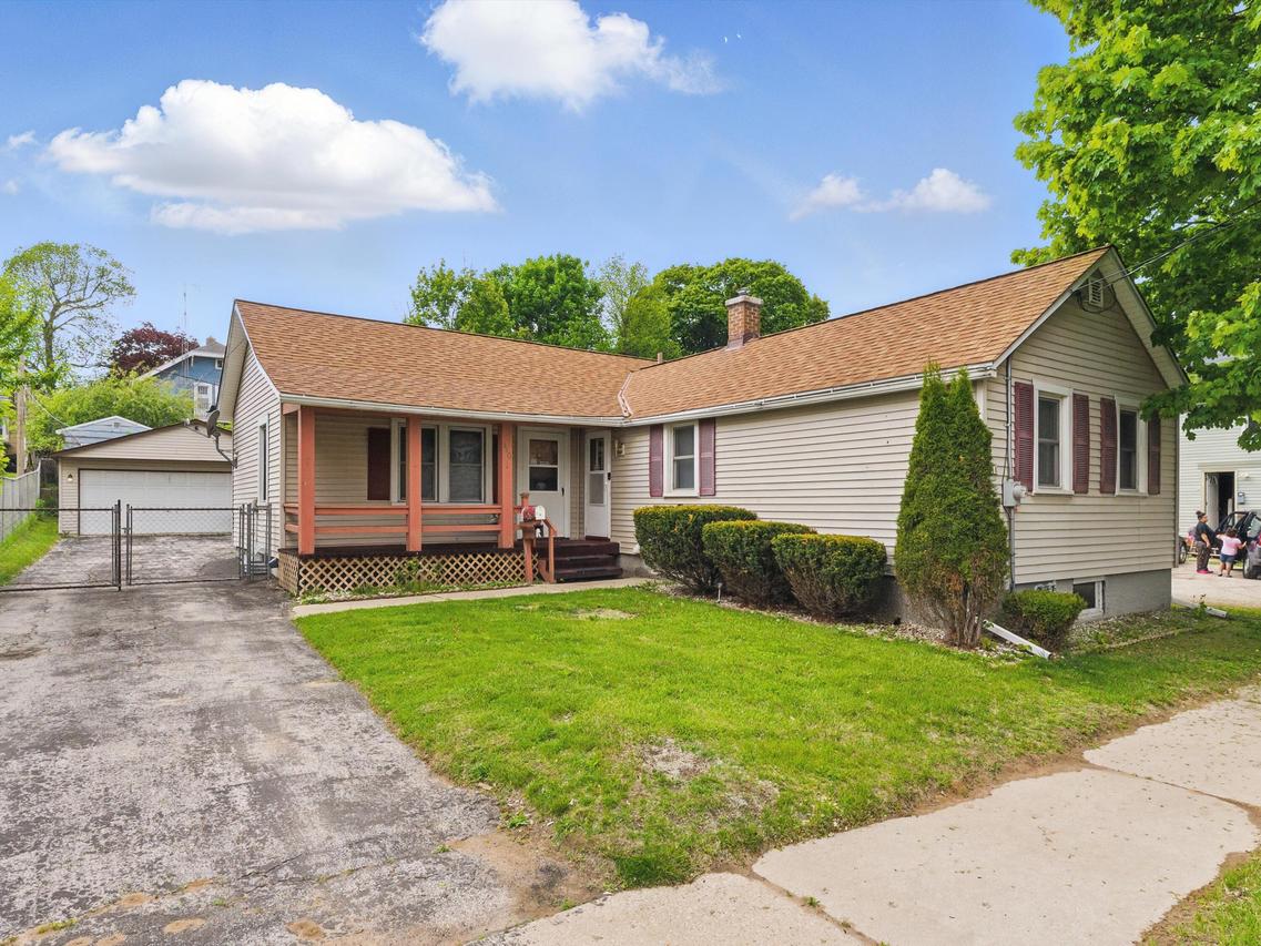 910 S 19th St, Manitowoc, WI 54220
