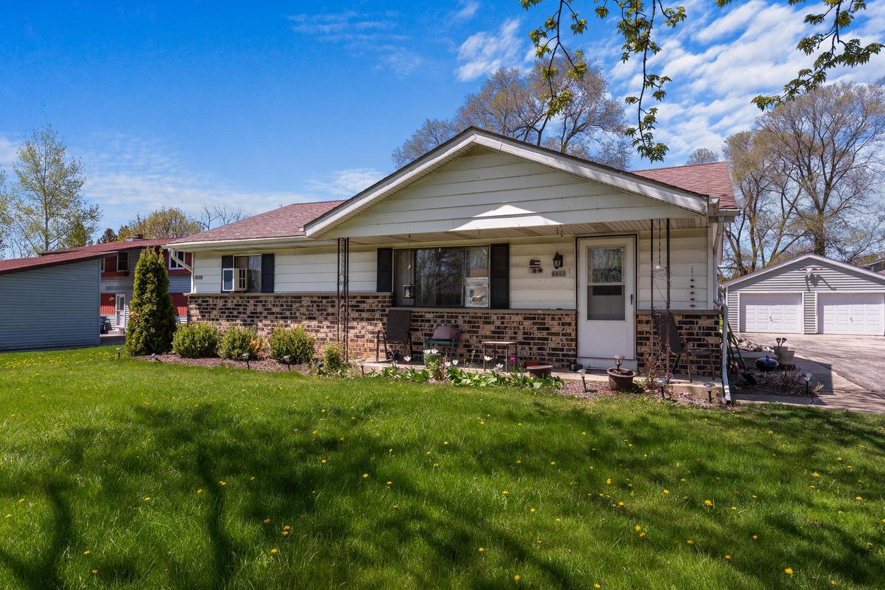 6811 Enge Dr #6813, Newburg, WI 53090