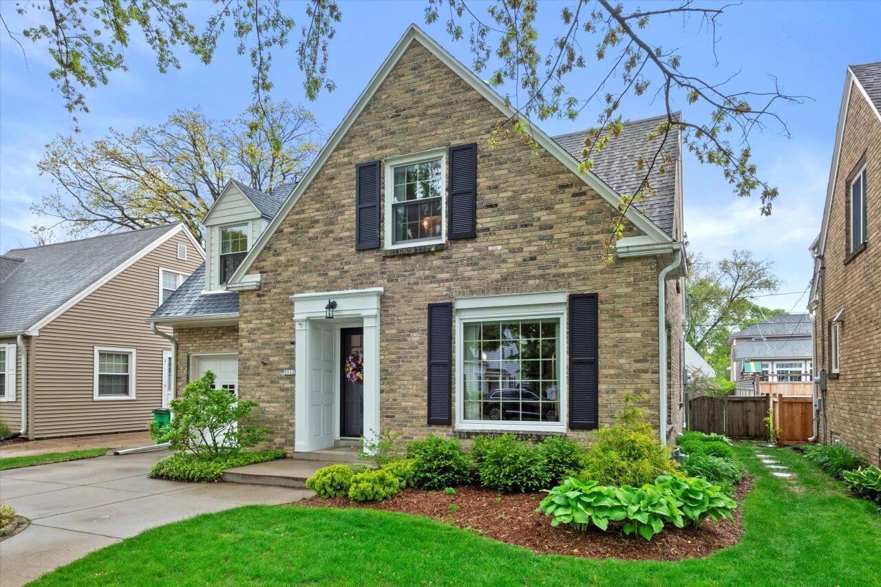 5512 N Kent Ave, Whitefish Bay, WI 53217