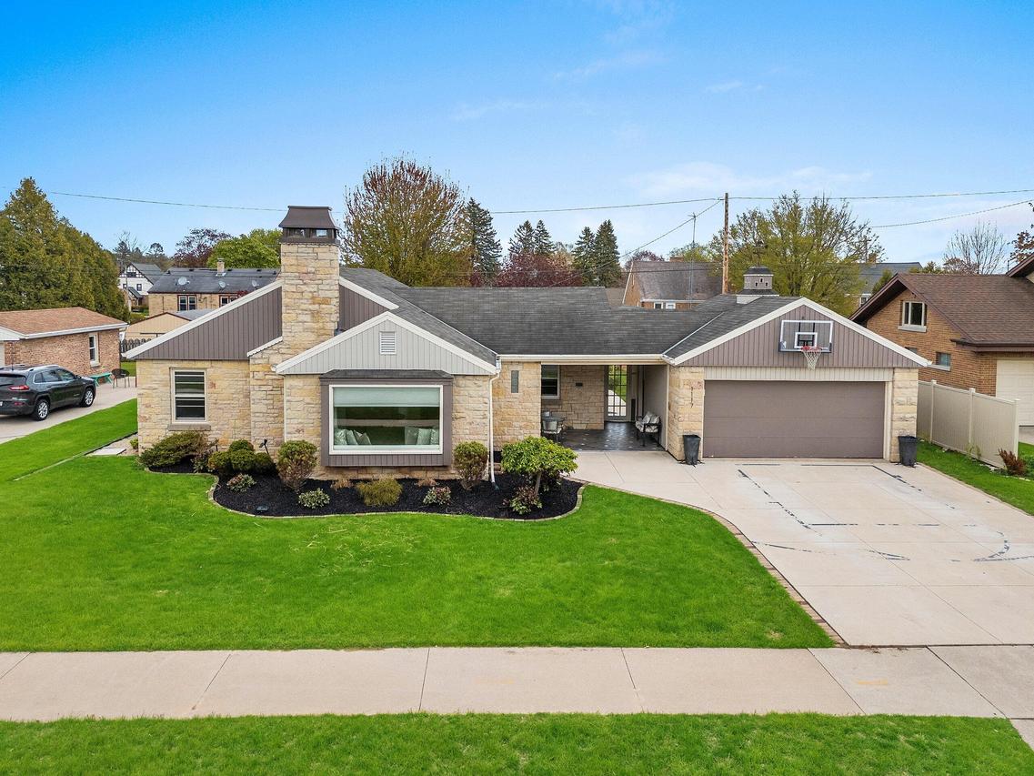 1117 N 9th St, Manitowoc, WI 54220