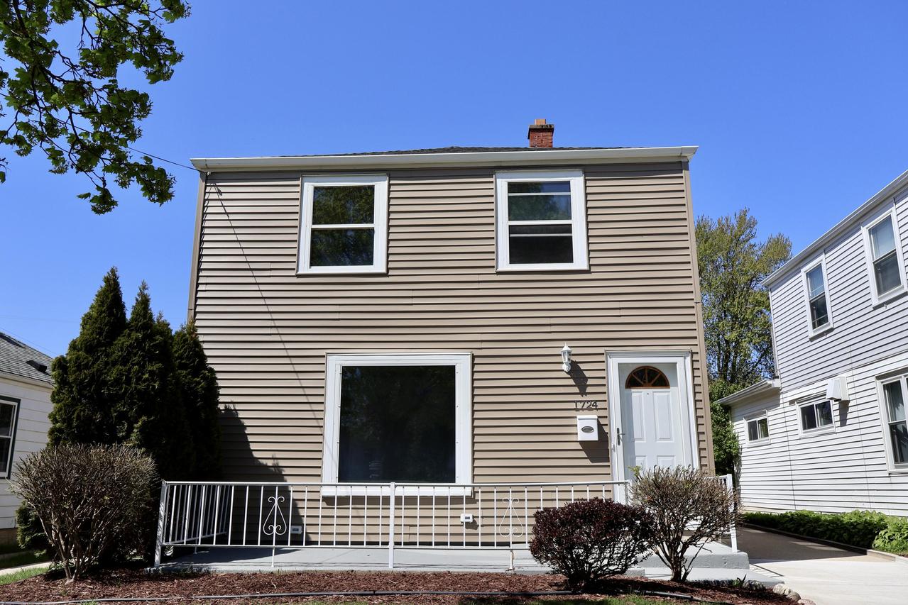 1724 E Eden Pl, Saint Francis, WI 53235