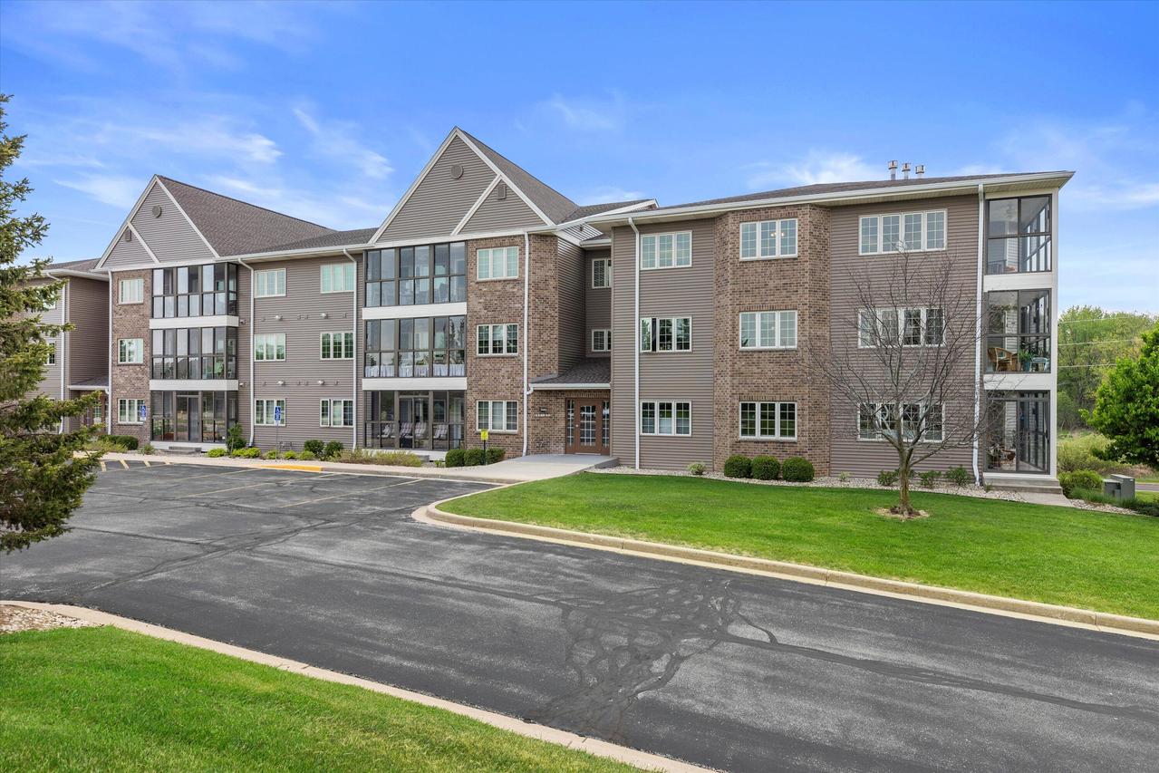 267 Oconomowoc Pkwy, Oconomowoc, WI 53066