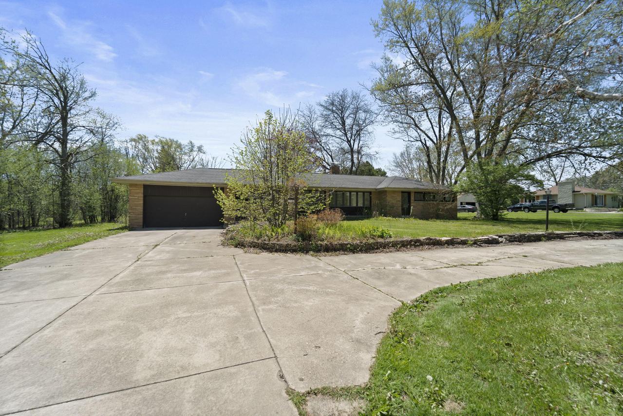 1533 W El Rancho Dr, Mequon, WI 53092