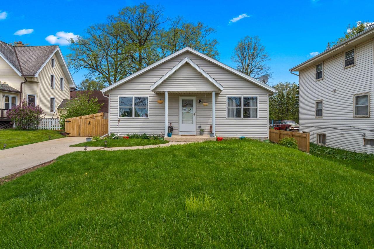 4534 S Whitnall Ave, Saint Francis, WI 53235
