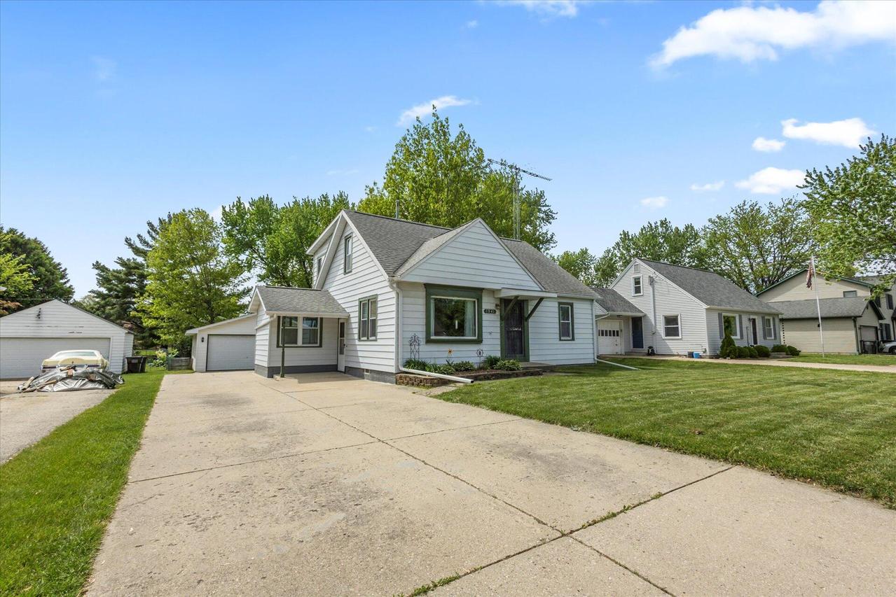 1941 Beulah Ave, East Troy, WI 53120