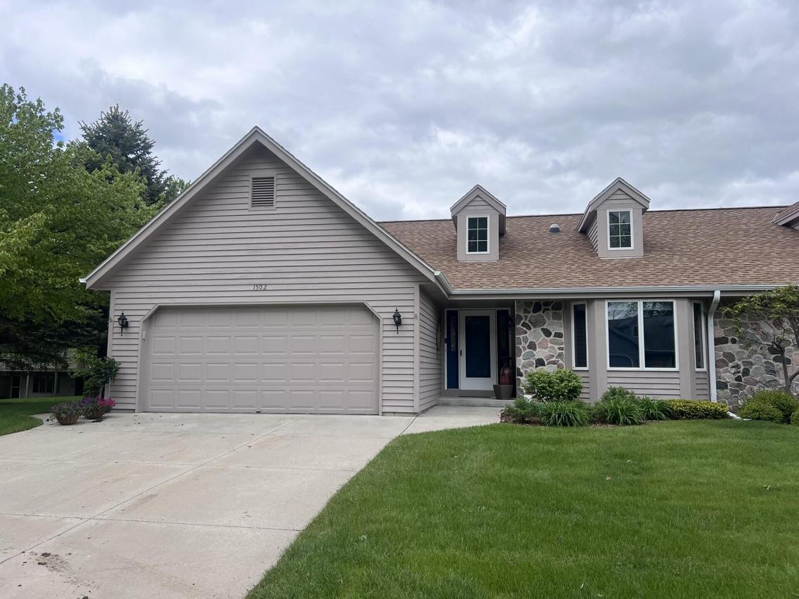 1502 Ridgewood Dr #D-7, West Bend, WI 53095