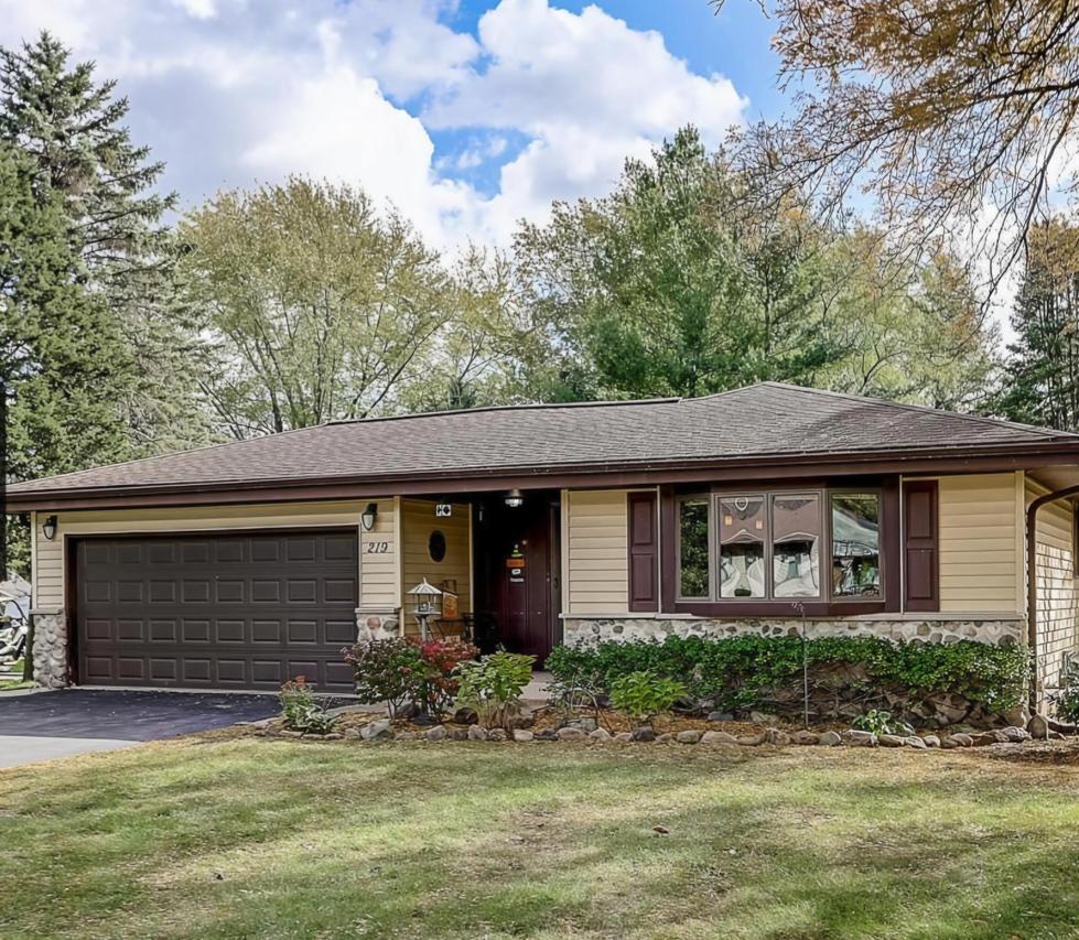 219 Park Ave, Eagle, WI 53119