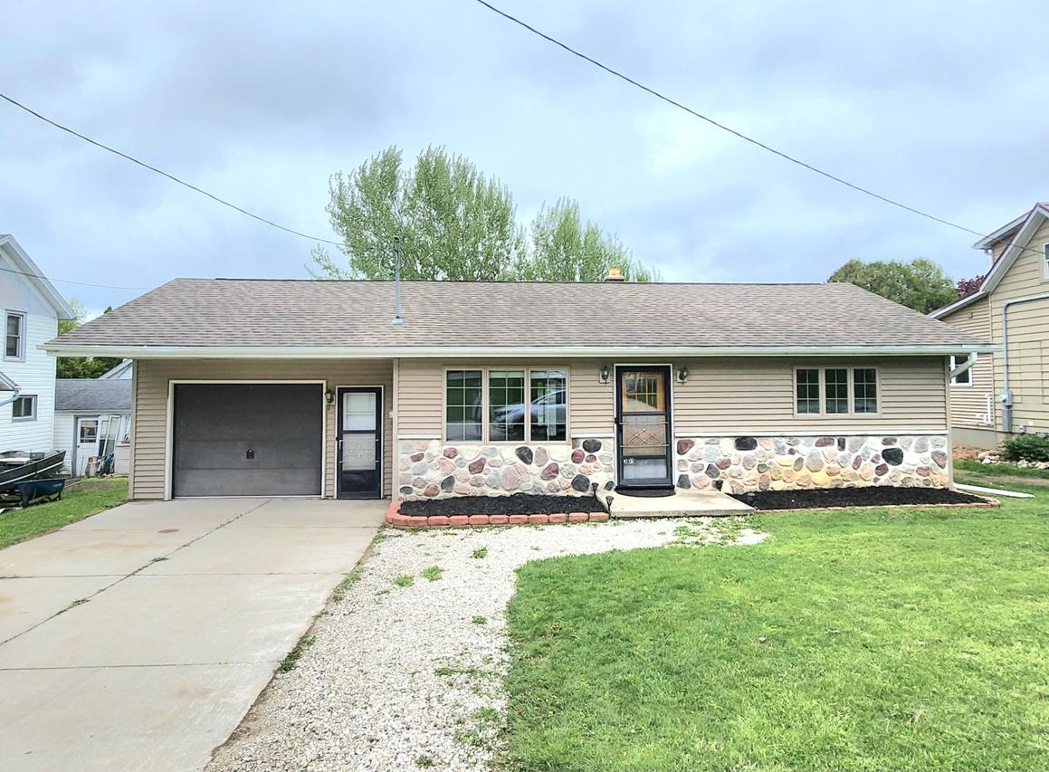 305 Francis Ave, Cascade, WI 53011