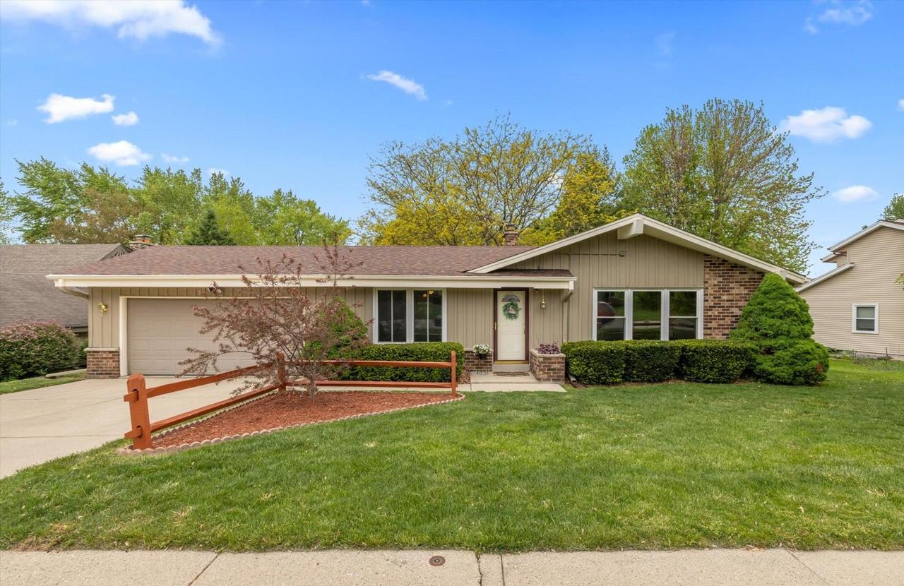 1127 Rainbow Ct, Mukwonago, WI 53149