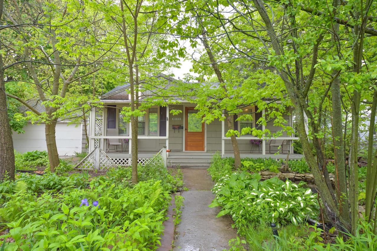 W59N729 Highwood Dr, Cedarburg, WI 53012