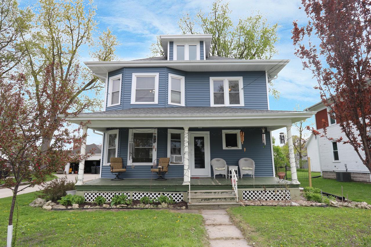 829 Center Ave, Oostburg, WI 53070