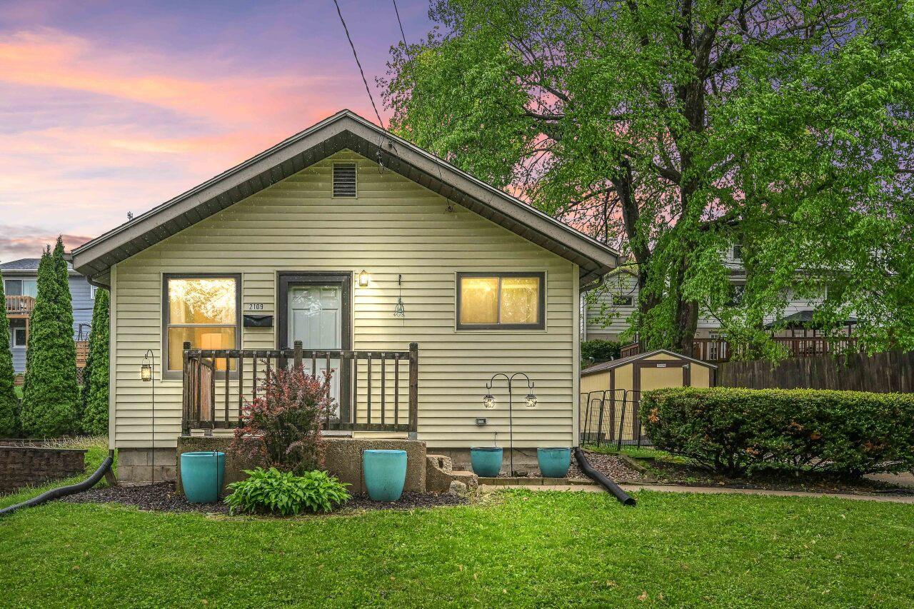 2109 Oaklawn Ave, Waukesha, WI 53188