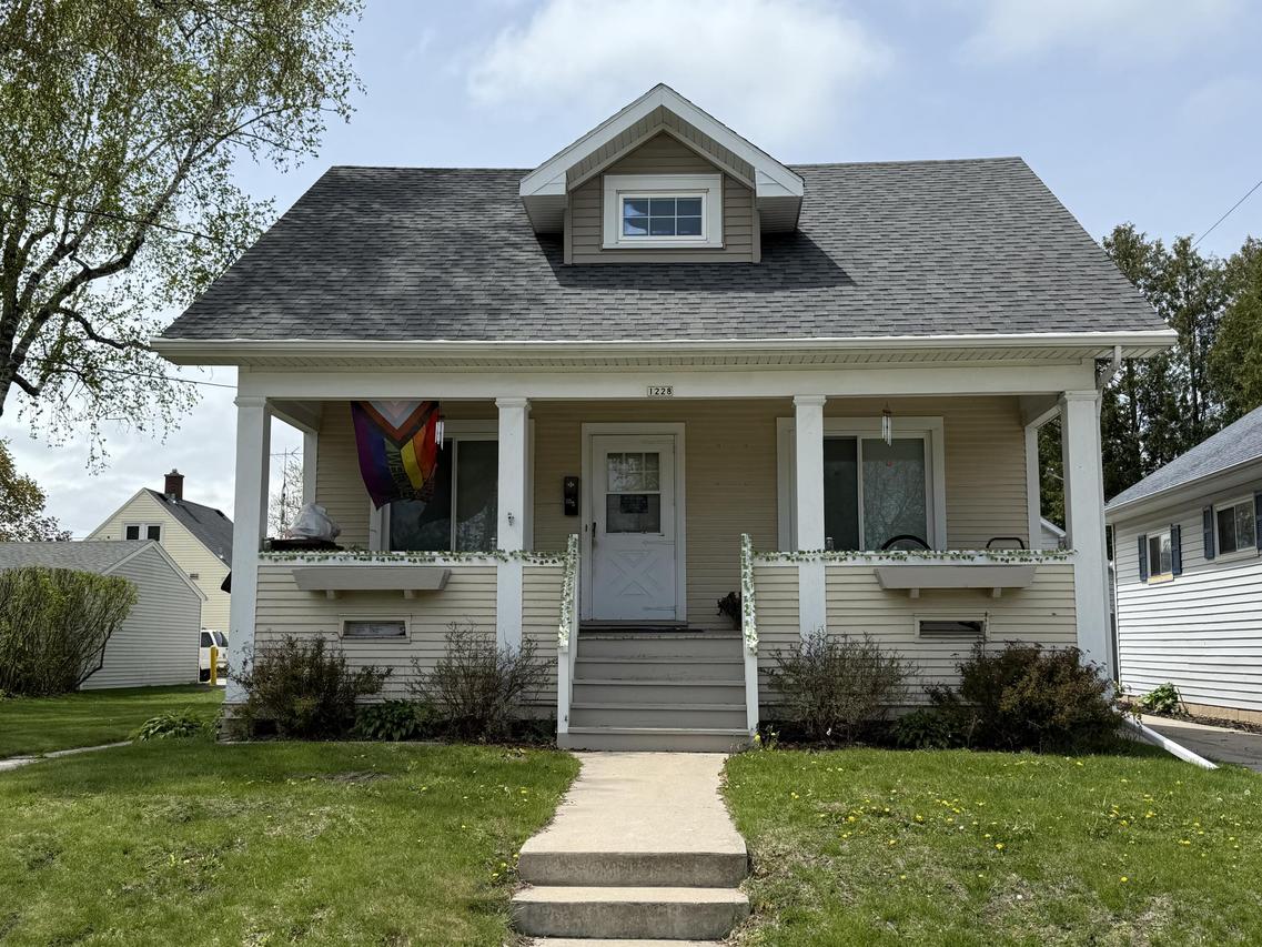1228 N 18th St, Manitowoc, WI 54220
