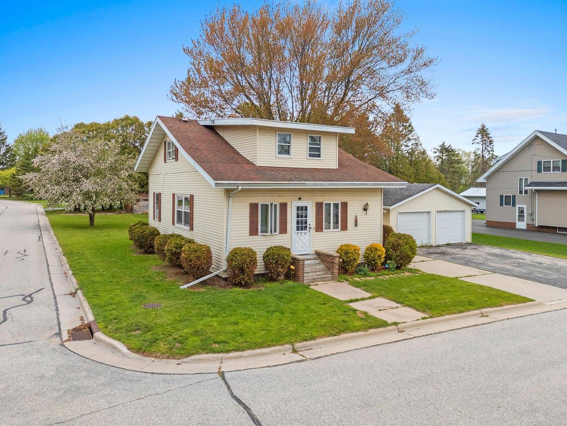 500 Birchwood Dr, Francis Creek, WI 54214