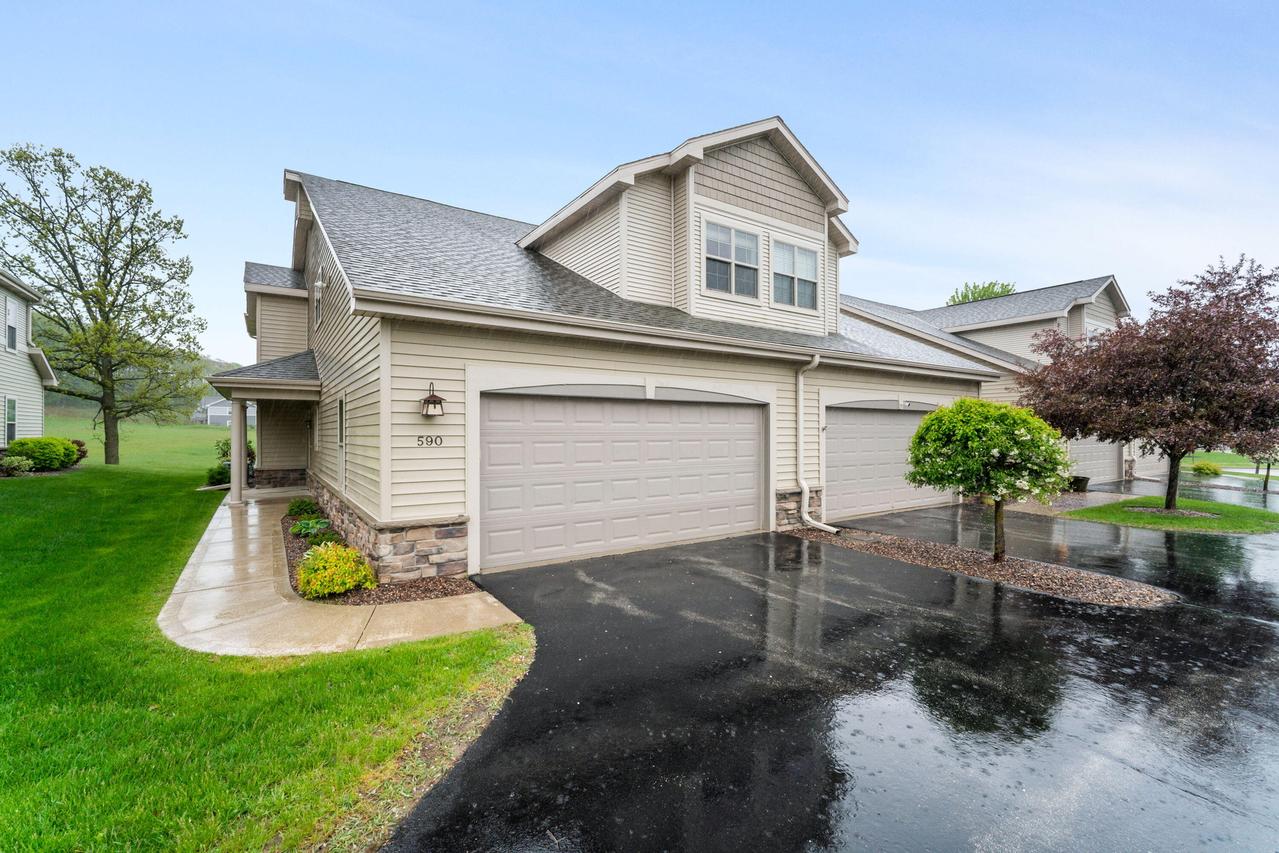 590 Cedar Bluffs Way, Slinger, WI 53086