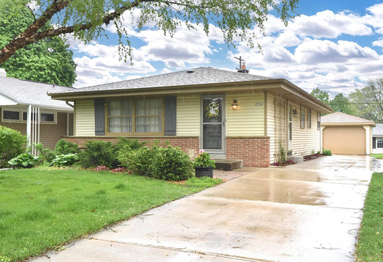 2506 N 116th St, Wauwatosa, WI 53226