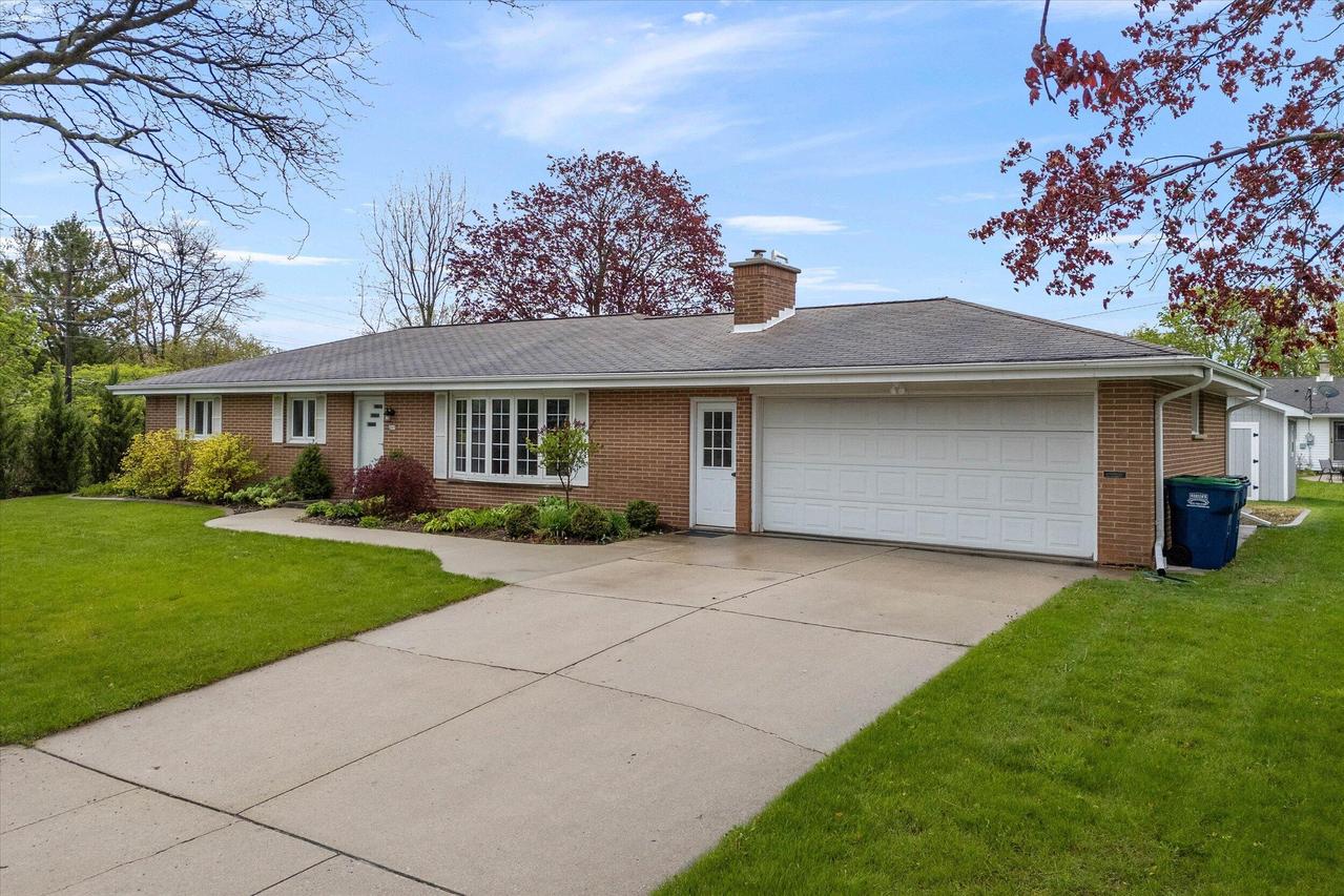 265 E Antoine Dr, Port Washington, WI 53074