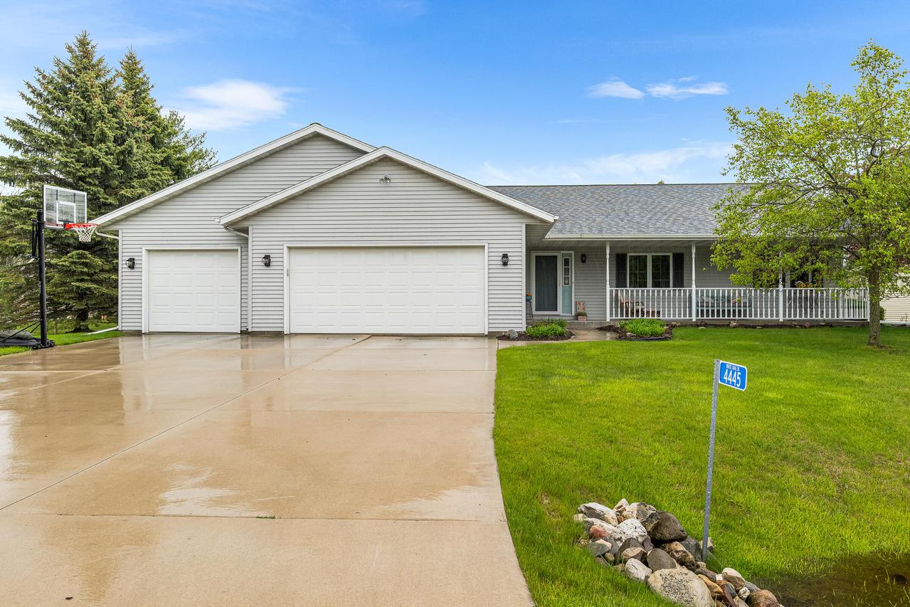 4445 White Oak Ln, Sheboygan, WI 53083