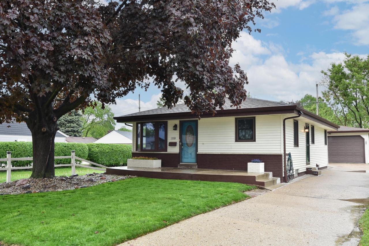 1006 S 91st St, West Allis, WI 53214