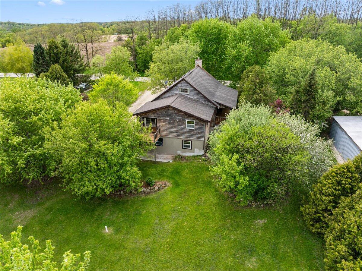 9406 Boltonville Rd, Farmington, WI 53040