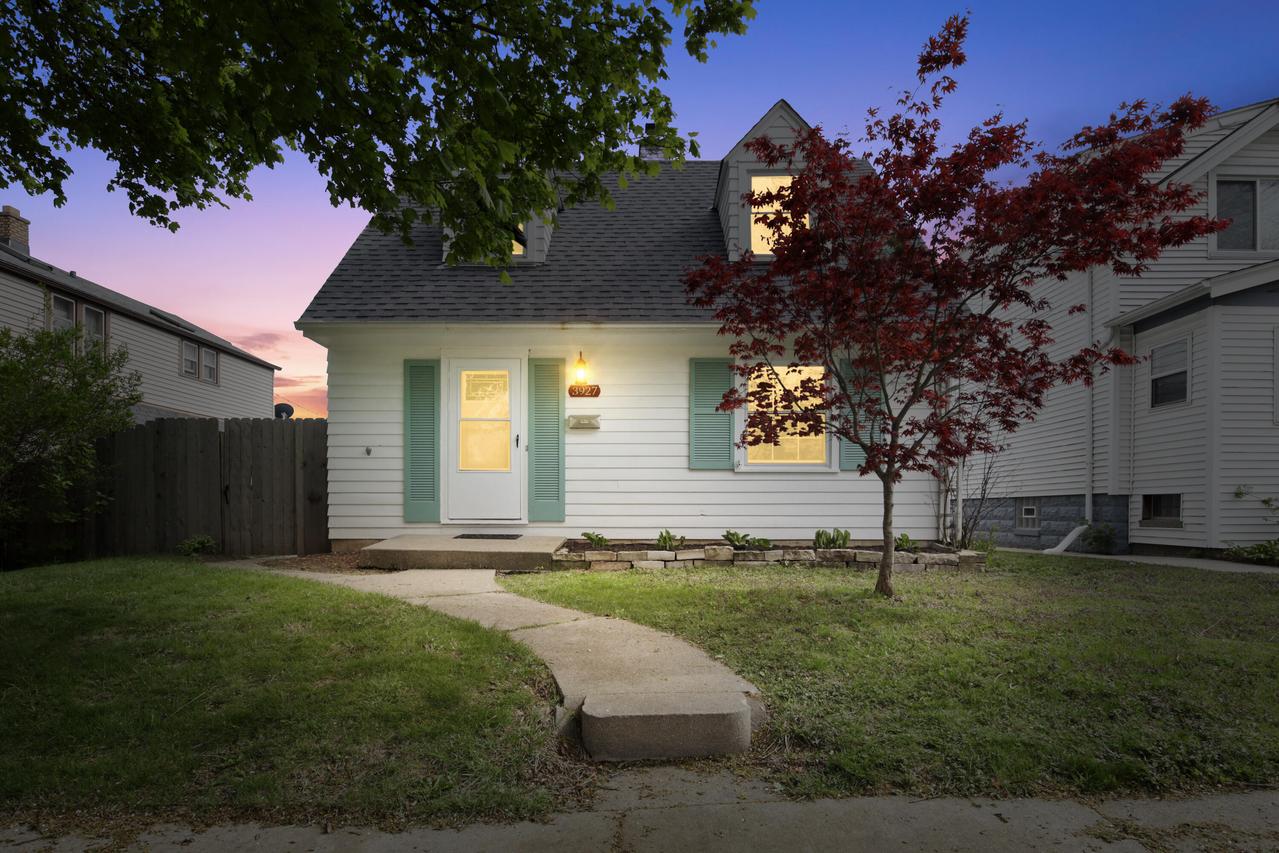 3927 E Cudahy Ave, Cudahy, WI 53110
