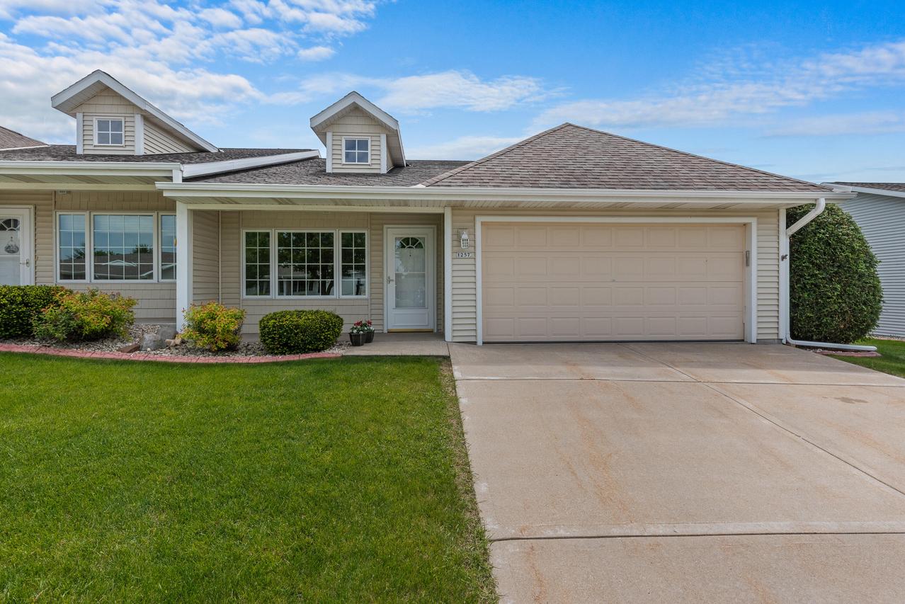 1257 Stillwater Ln, Hartford, WI 53027