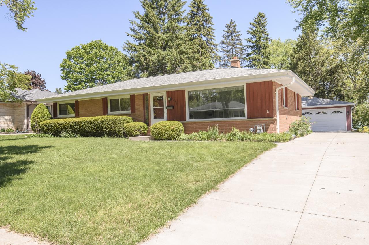 7238 Enfield Ave, Greendale, WI 53129