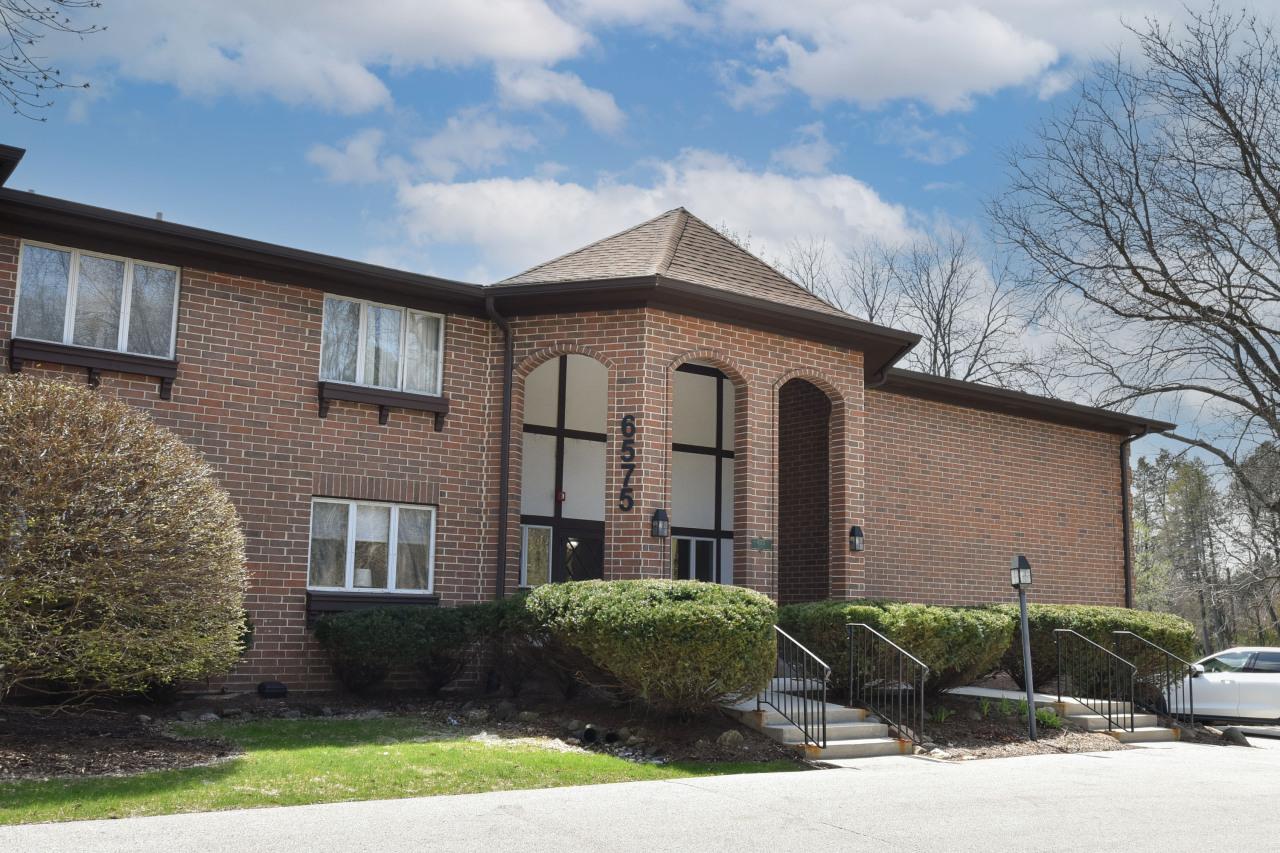 6575 N Green Bay Ave #211, Glendale, WI 53209
