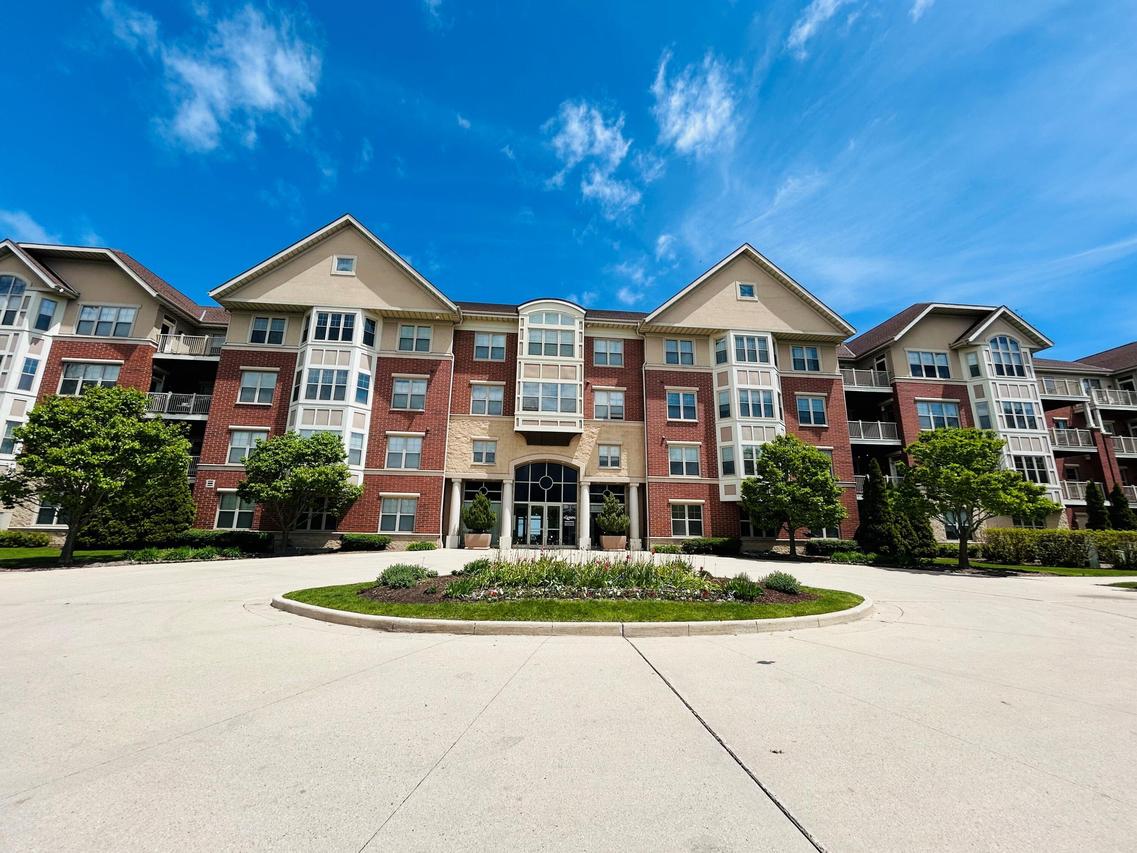 4130 S Lake Dr #D180, Saint Francis, WI 53235