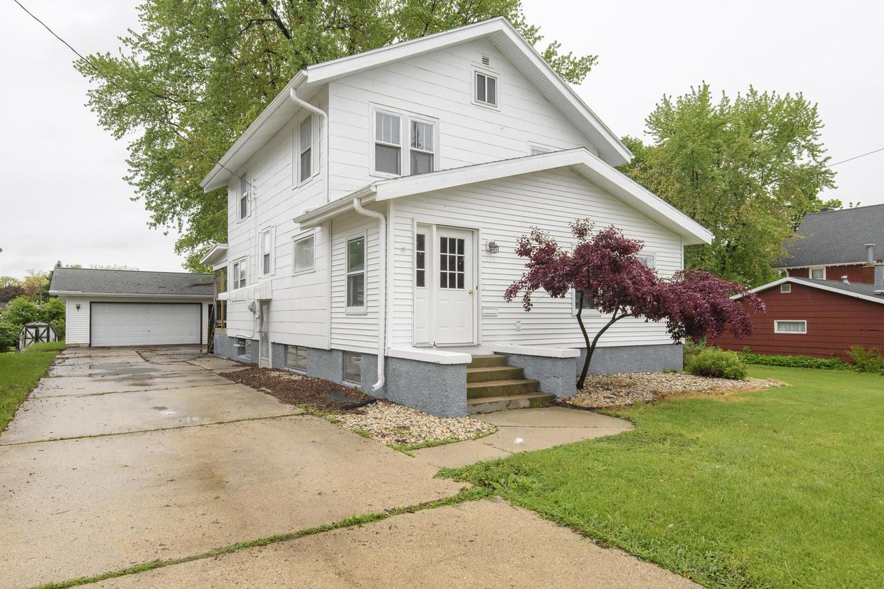 515 W 3rd St, Beaver Dam, WI 53916