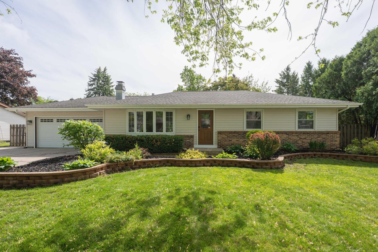 828 Victoria Pl, Janesville, WI 53546