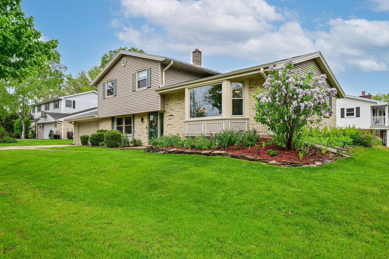 2765 Mayfair Ct, Wauwatosa, WI 53222