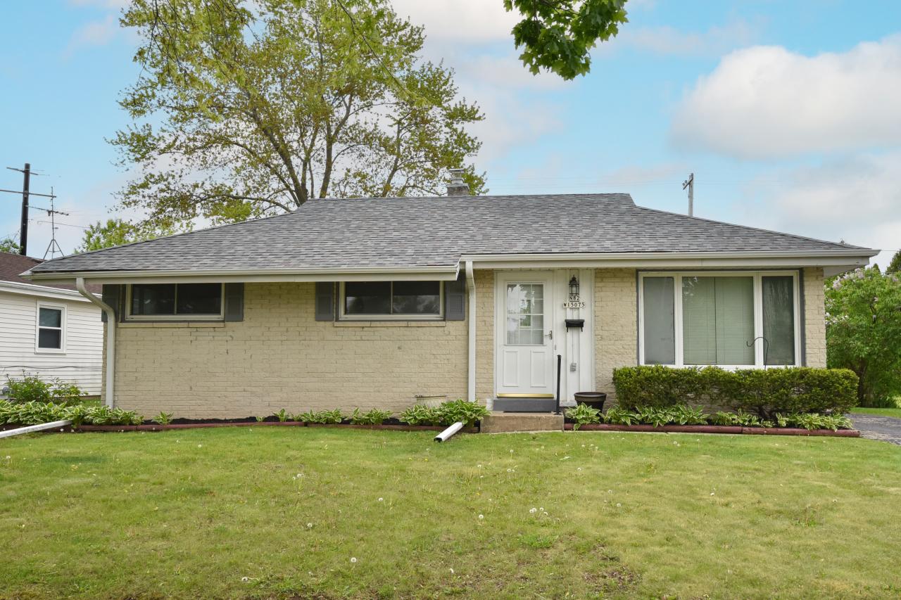 N82W15075 Manhattan Dr, Menomonee Falls, WI 53051