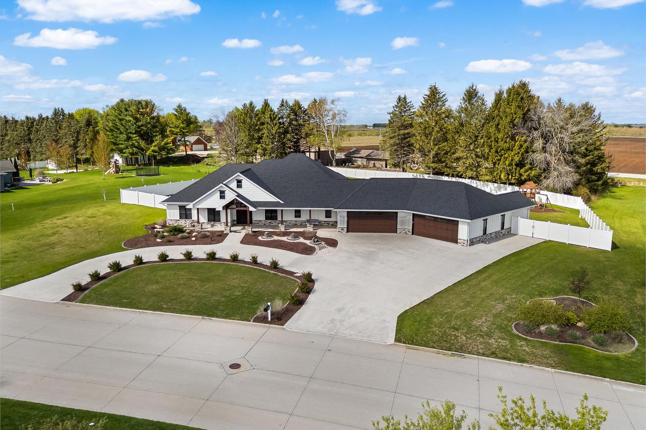 2400 Stoney Brook, Manitowoc, WI 54220