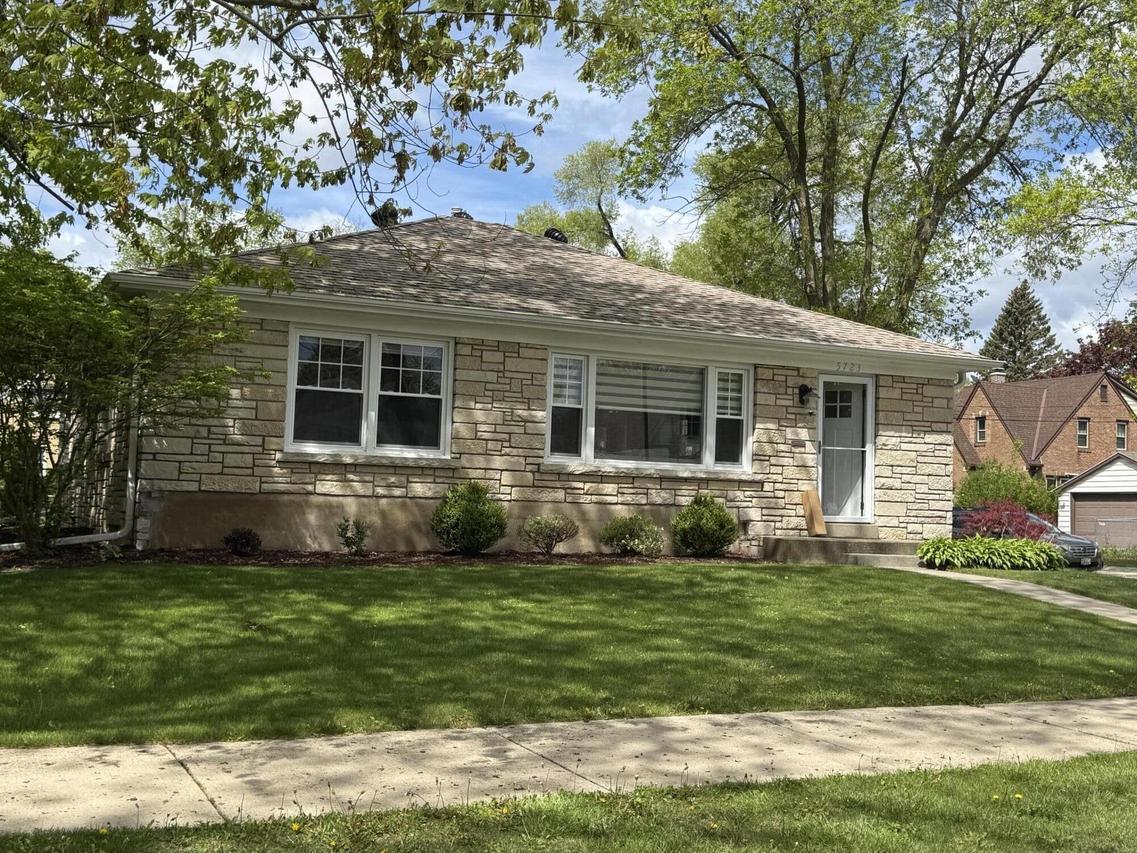 5723 N Dexter Ave, Glendale, WI 53209