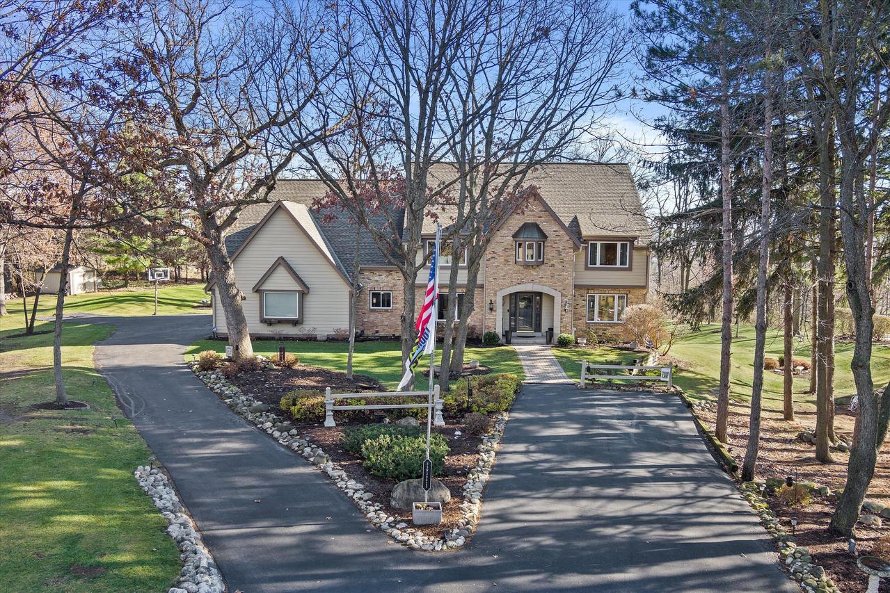 N9W30025 Lang Udsigt Cir, Delafield, WI 53188