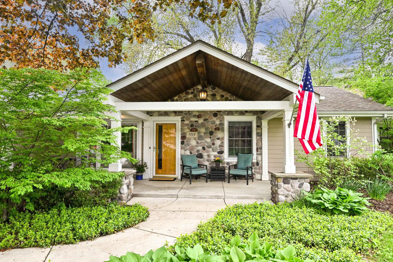 1333 N 120th St, Wauwatosa, WI 53226