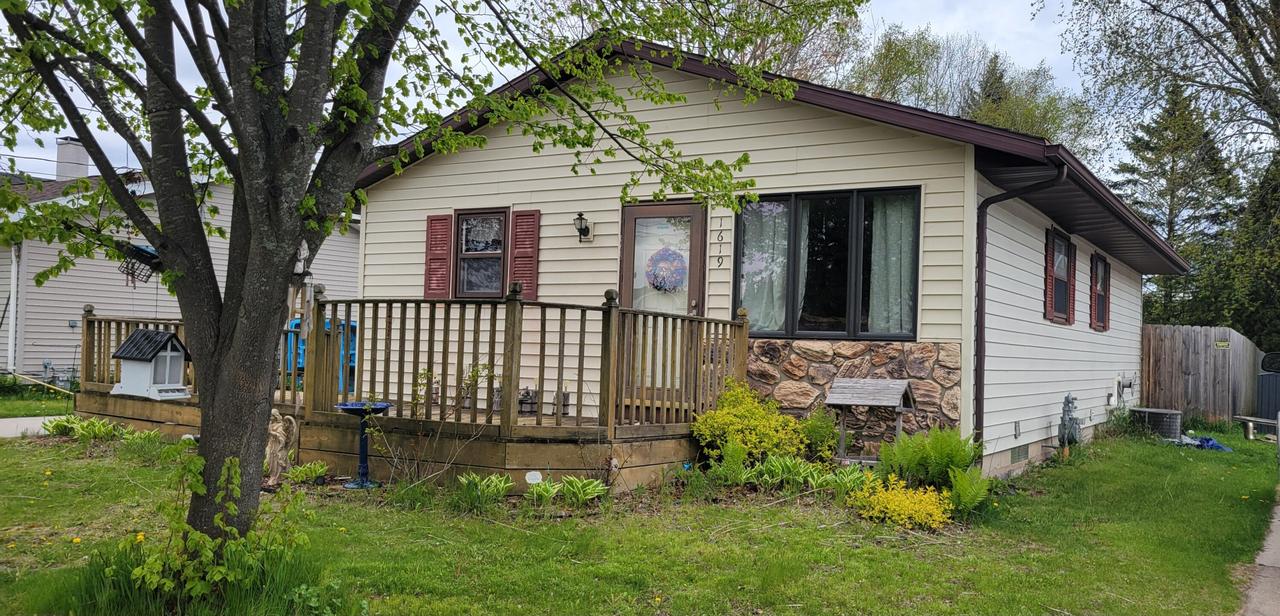 1619 Fern Dr, Manitowoc, WI 54220