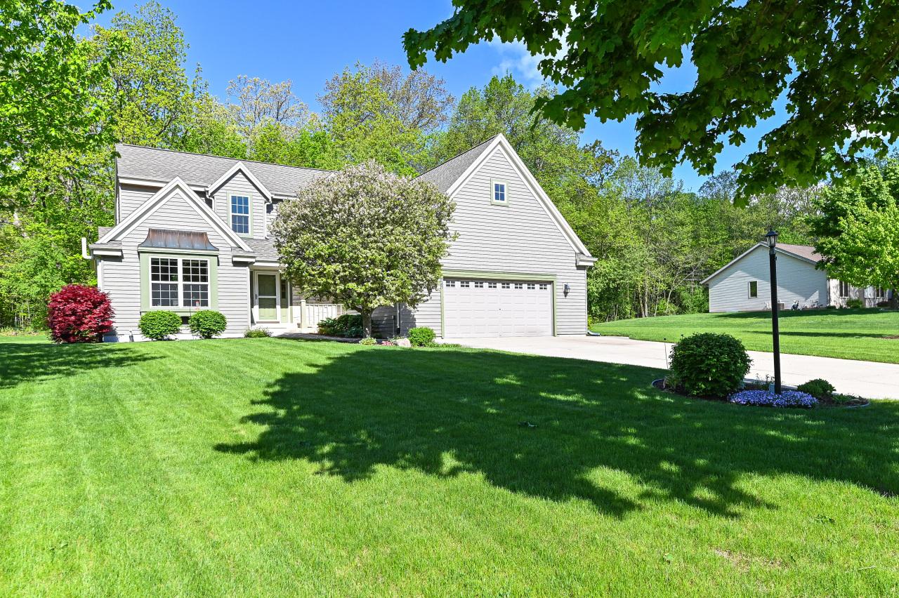 9165 S 47th St, Franklin, WI 53132