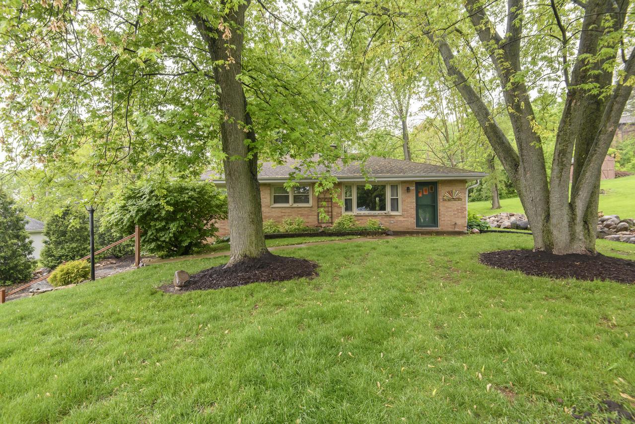 975 Adelmann Ave, Brookfield, WI 53045