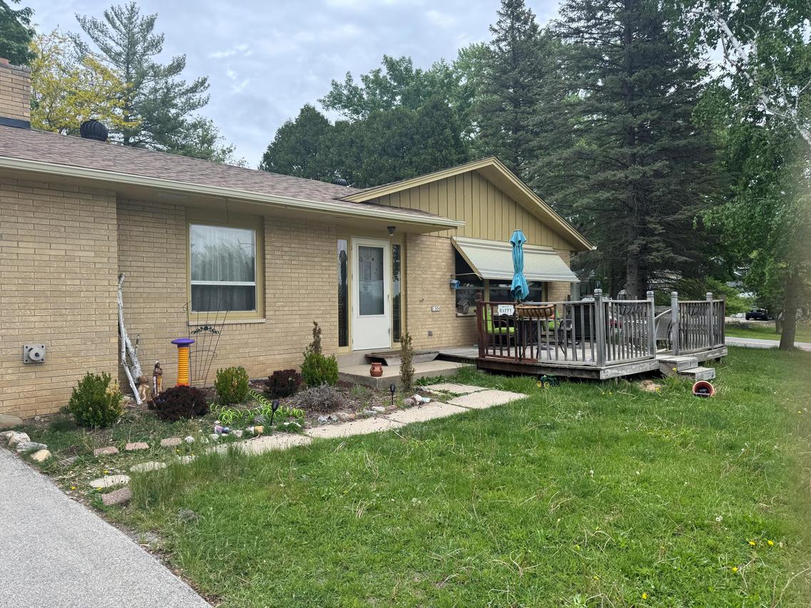 1306 Grandview Ave, Oconomowoc, WI 53066