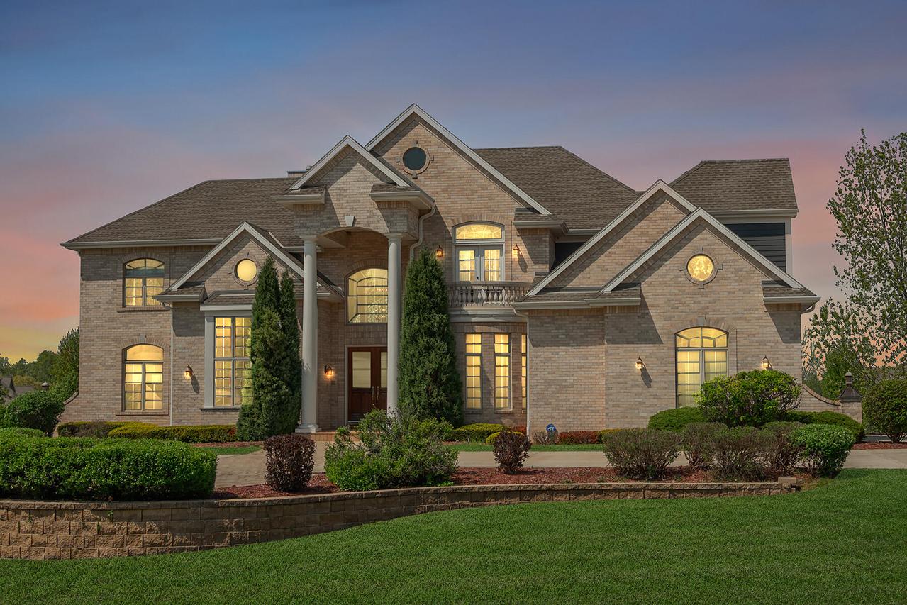 18290 Prairie Falcon Ln, Brookfield, WI 53045