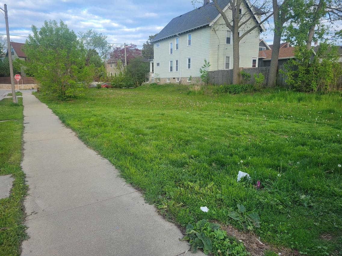 921 E Potter Ave #925, Milwaukee, WI 53207