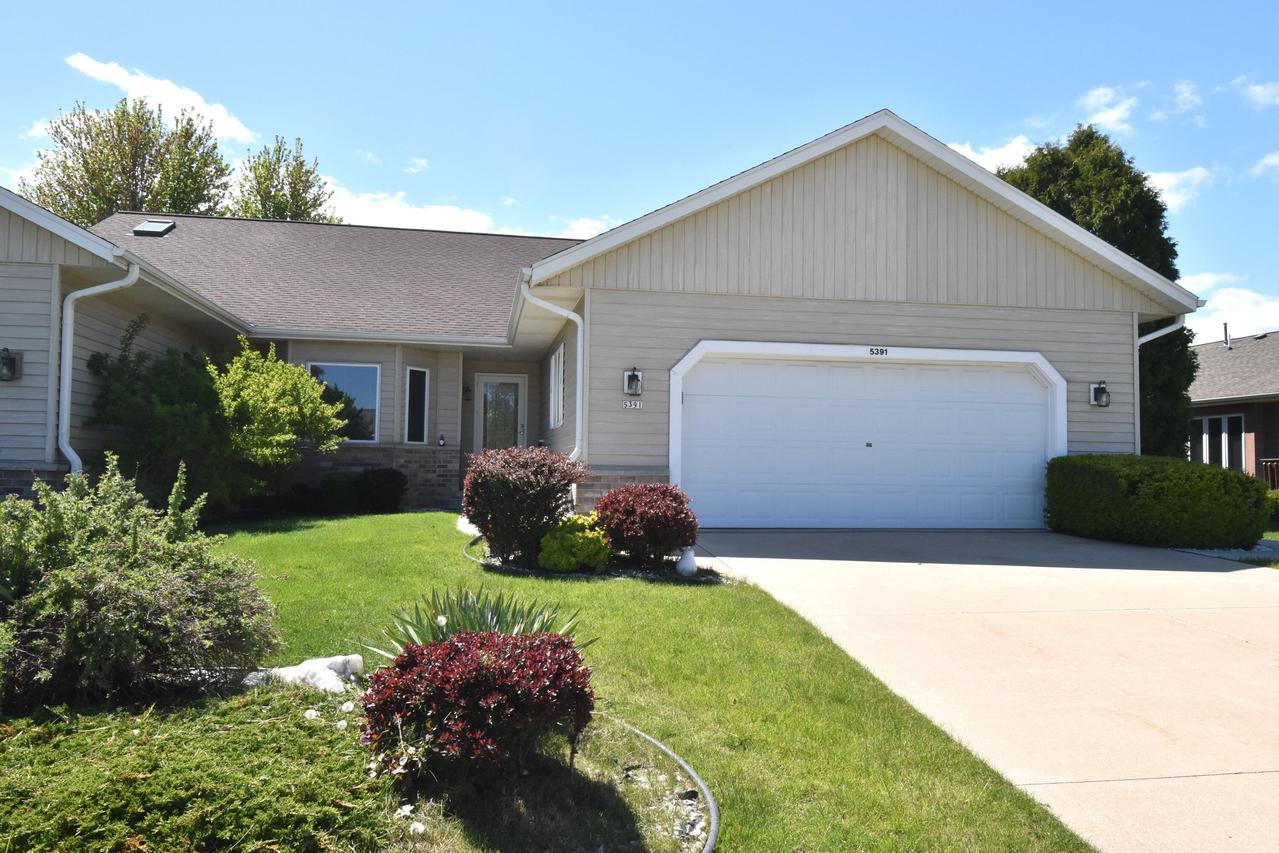 5391 S 45th St, Greenfield, WI 53220